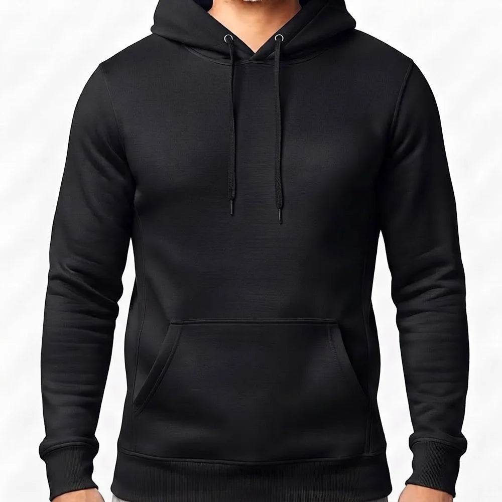 Zeitloser Herren-Hoodie in sattem Schwarz ohne Sign vor hellem Hintergrund im Signshop Tirol.