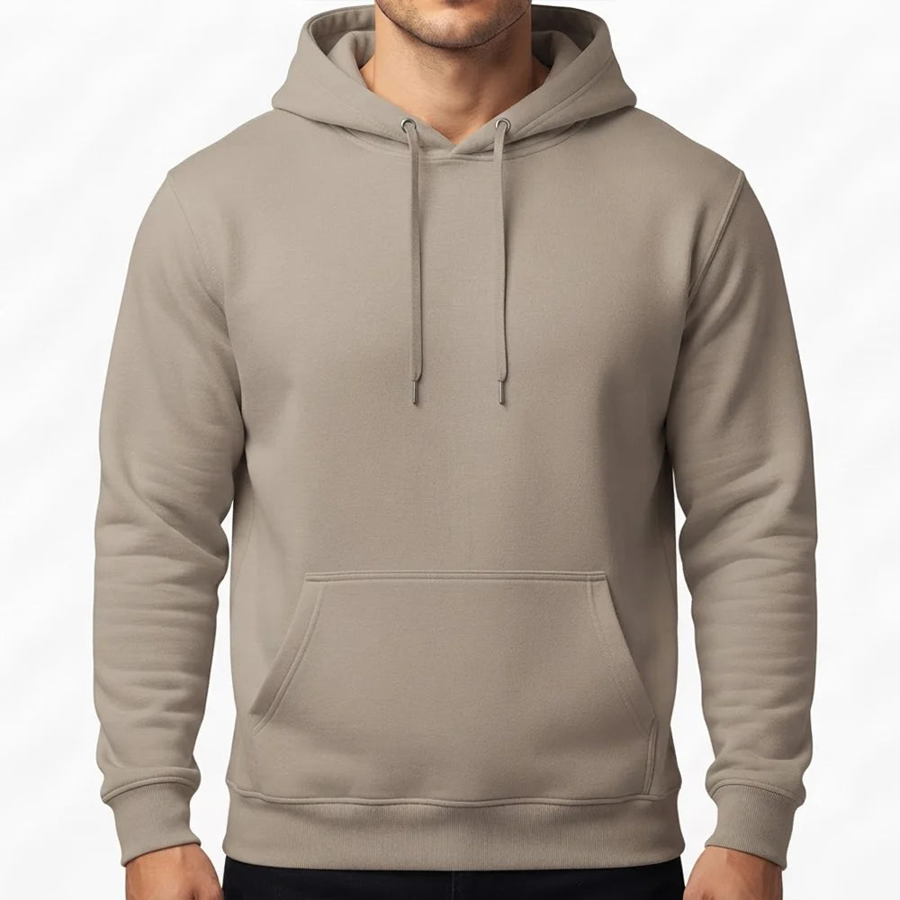 Modischer Herren-Hoodie in warmem Desert Dust ohne Sign mit der Hand in der Tasche.