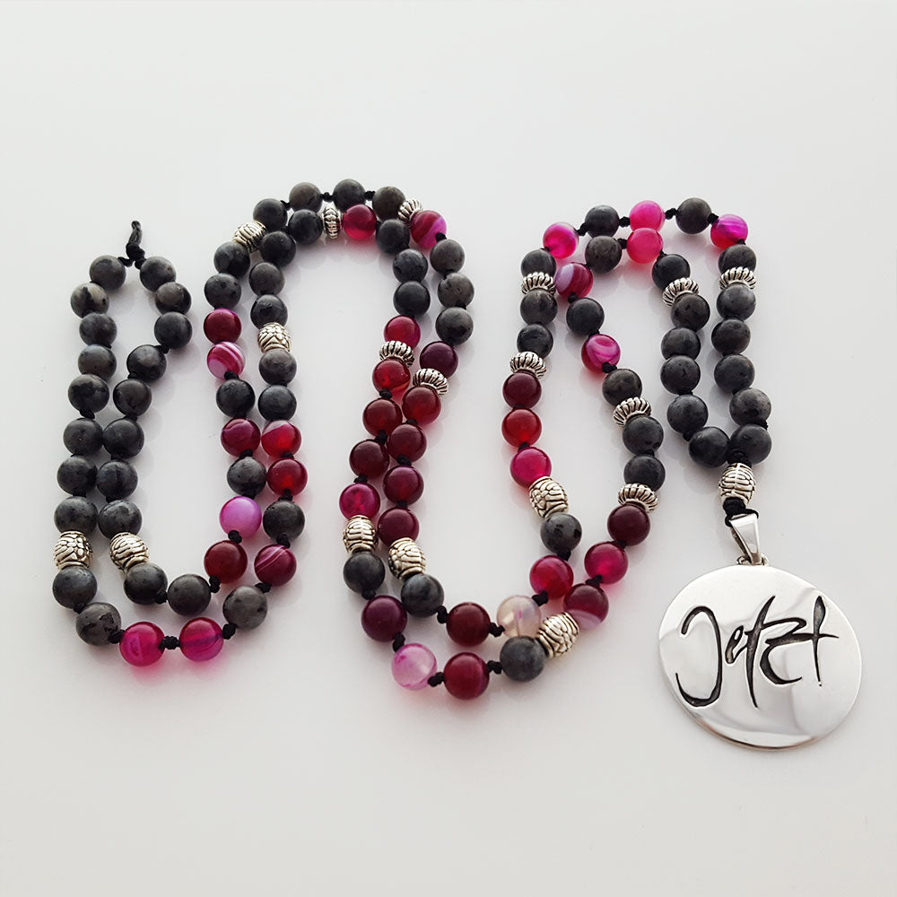 Unikat Mala-Kette „Jetzt“ – Kraftvolle Edelstein-Kette für Energie & Präsenz im SignShop Tirol bestellen