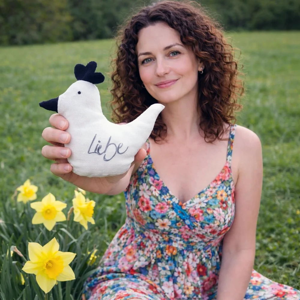 Liebe-Hühnchen handgemachtes Geschenk aus Tirol online kaufen – exklusives Deko-Huhn aus Bauernleinen, limitierte Edition, sicher im SignShop Tirol bestellen