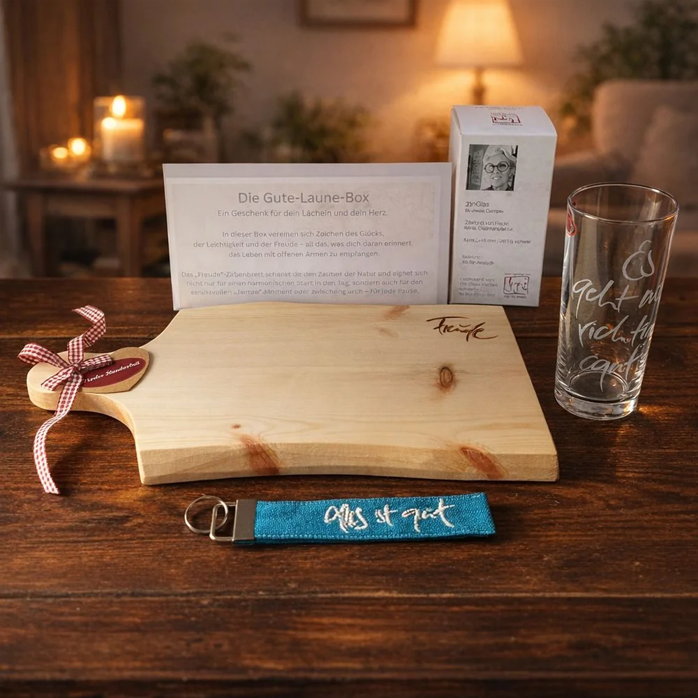 Zirbenholz Wohlfühl-Set online kaufen – Freude-Zirbenbrett, Riedel-Glas „Es geht mir richtig gut“ & Bauernleinen-Schlüsselanhänger, exklusiv im SignShop Tirol