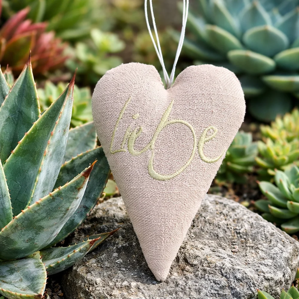 Natur Bauernleinen-Herz Anhänger „Liebe“ Creme – Sign by Jwala® Original, Limited Edition, nachhaltiges Accessoire, dekoratives Highlight für Zuhause
