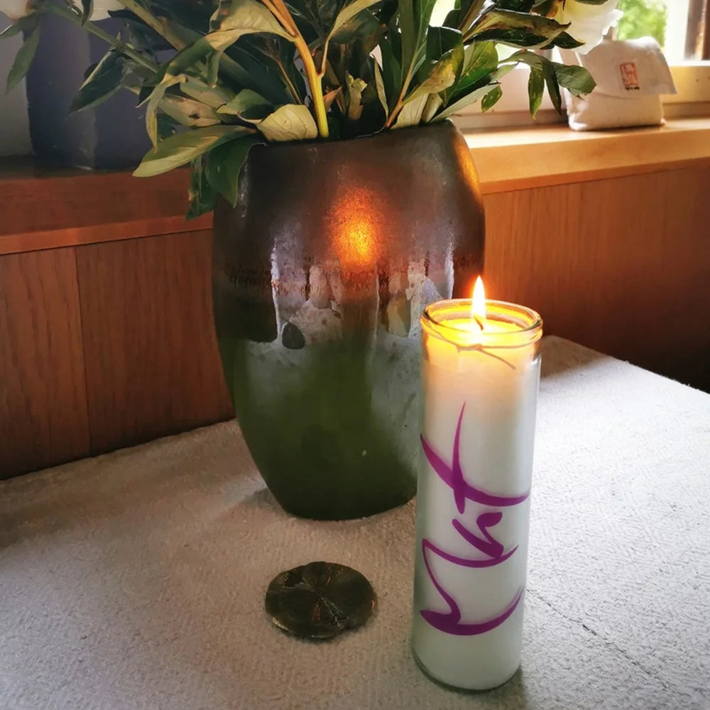 Inspirierende, weiße SignKerze im Glas „Mut“ online im SignShop Tirol bestellen – Edle, veredelte Kerze mit Aufschrift, perfekte Geschenkidee für Menschen, die Kraft und Ermutigung suchen