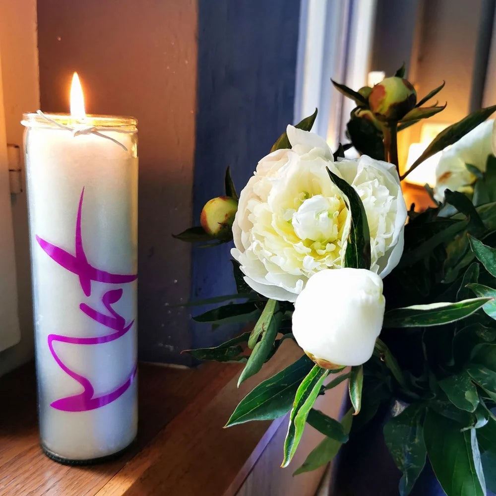 Exklusive, weiße Mut-Kerze im Glas „Mut“ kaufen – Veredelte Kerze mit spiritueller Botschaft online im SignShop Tirol – Besondere Kerze für Motivation und innere Stärke