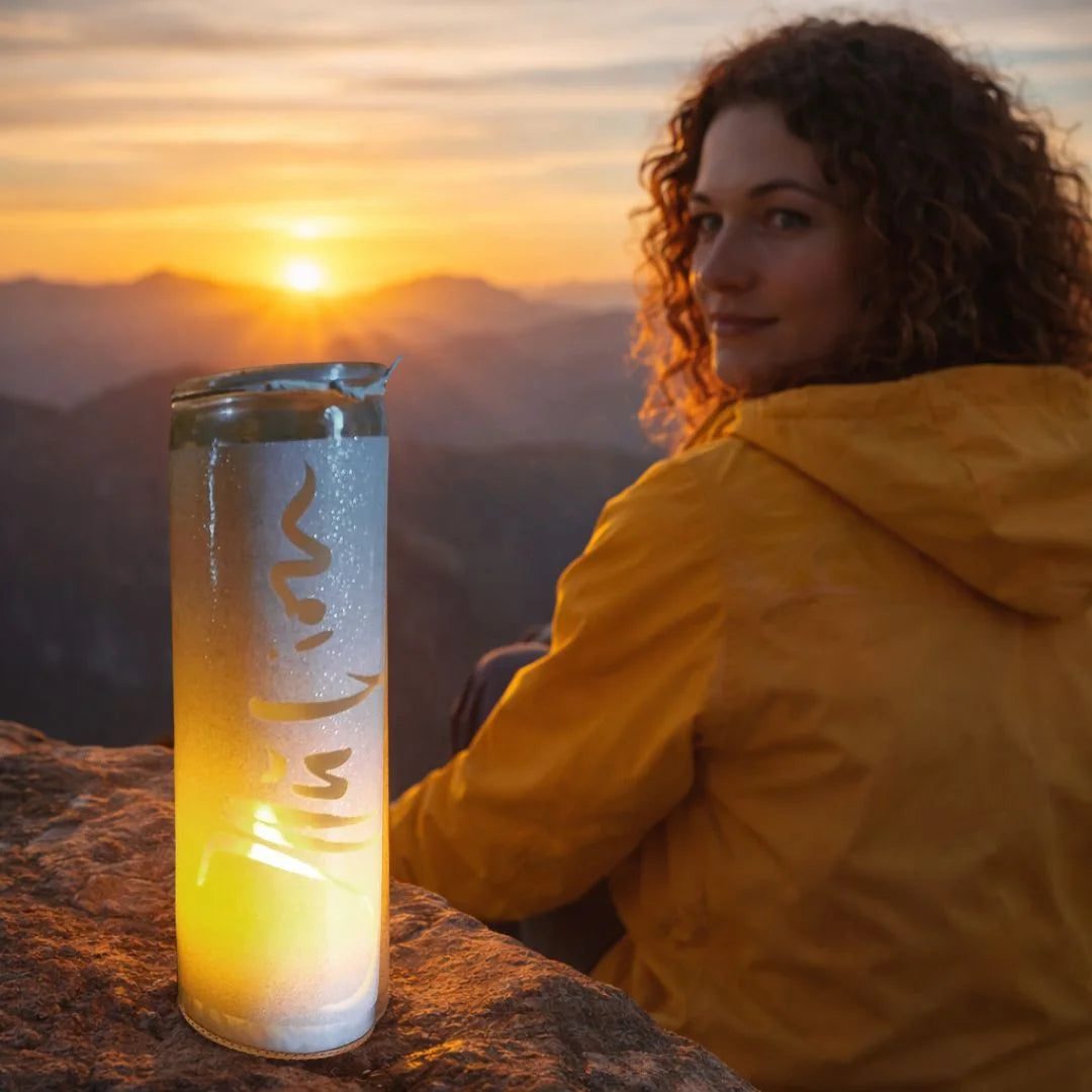 Weiße SignKerze „Illusion“ – Handgemachte, vegane Zero-Waste-Kerze ohne Duft mit inspirierender Botschaft aus dem SignShop Tirol online kaufen bei Sonnenschein