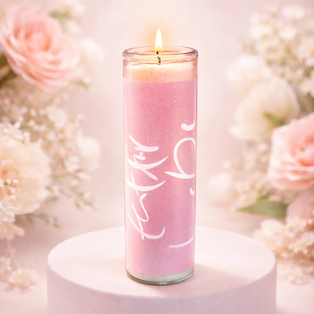 Vegane SignKerze „Liebe ist im Spiel“ online kaufen – inspirierende Kerze mit 100 Stunden Brenndauer, sicher bestellen im SignShop Tirol