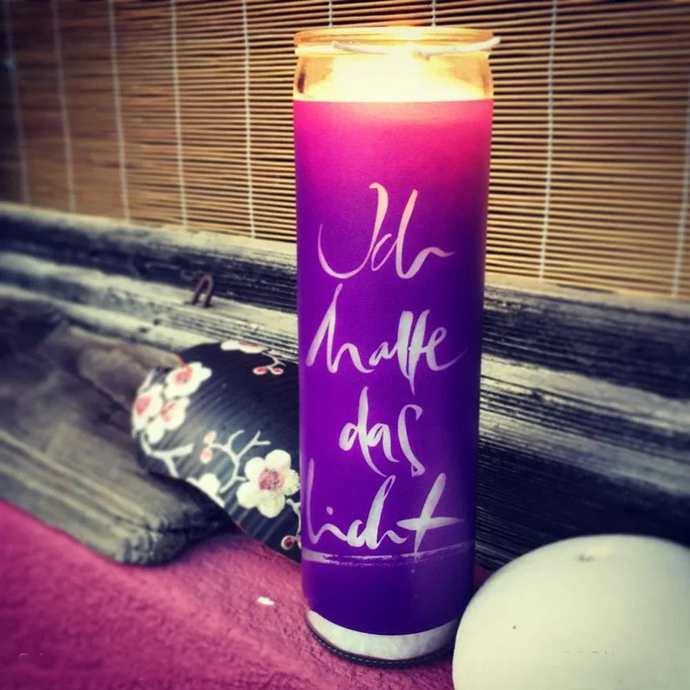 Exklusive SignKerze „Ich halte das Licht“ – handgefertigte Designkerze, Original von Sign by Jwala®, Limited Edition, hochwertiges Wohnaccessoire für Licht, Hoffnung und Inspiration
