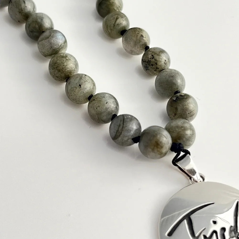 Handgemachte Tigerauge-Mala „Friede“ für Männer – Original von Sign by Jwala®, limitiertes Einzelstück, hochwertige Edelstein-Kette für Klarheit, Wohlbefinden und Selbstbewusstsein