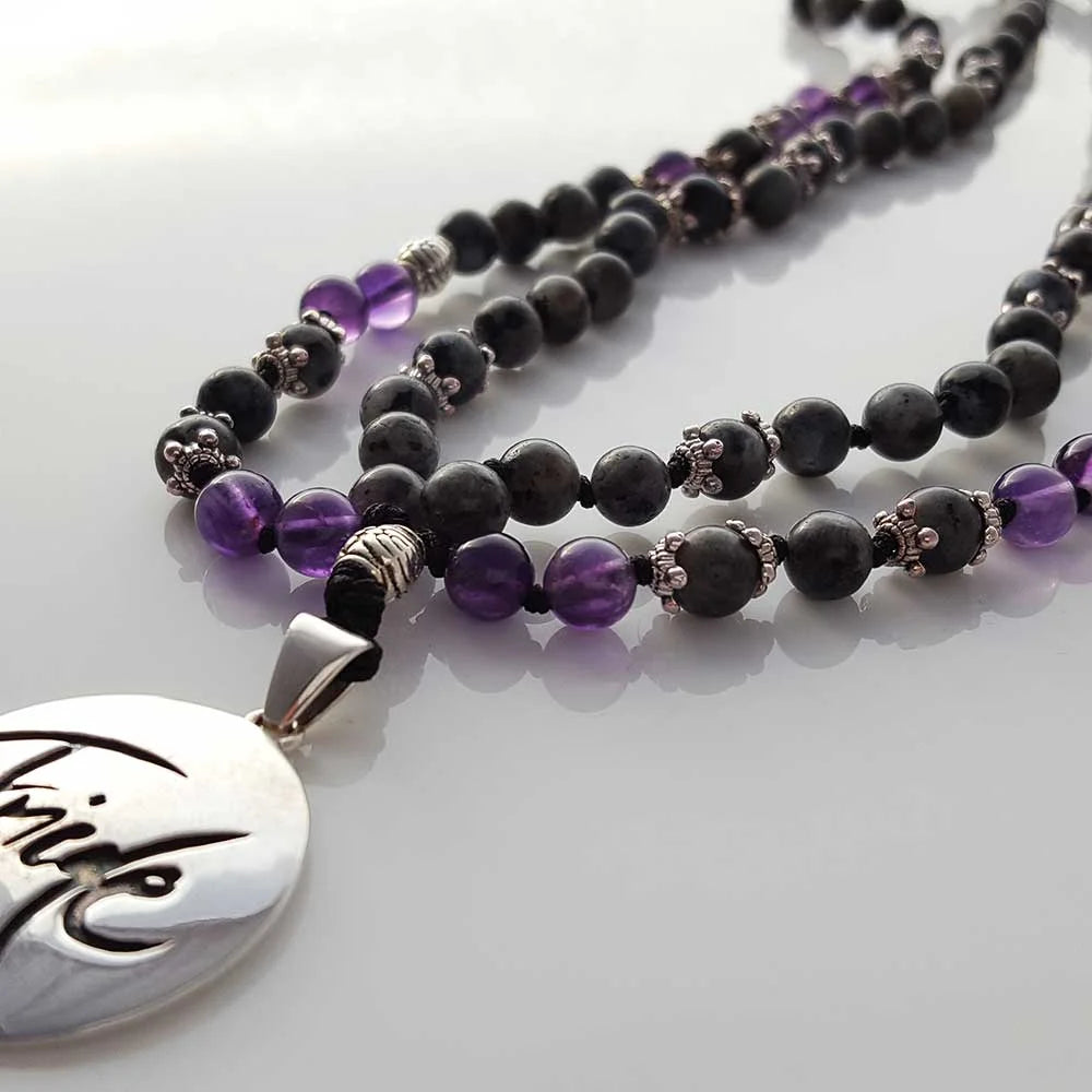 Exklusives Mala-Collier Labradorit & Amethyst – handgefertigte Meditationskette, Original von Sign by Jwala®, Limited Edition, hochwertiger Edelsteinschmuck für Schutz, Klarheit und inneren Frieden