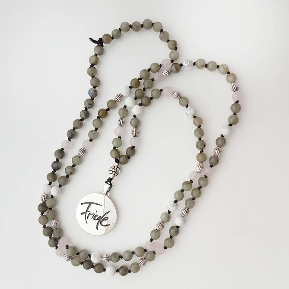 Handgemachte Friede-Mala Labradorit/Howlith – Original von Sign by Jwala®, limitiertes Einzelstück, hochwertige Edelstein-Kette für Harmonie, Wohlbefinden und Achtsamkeit