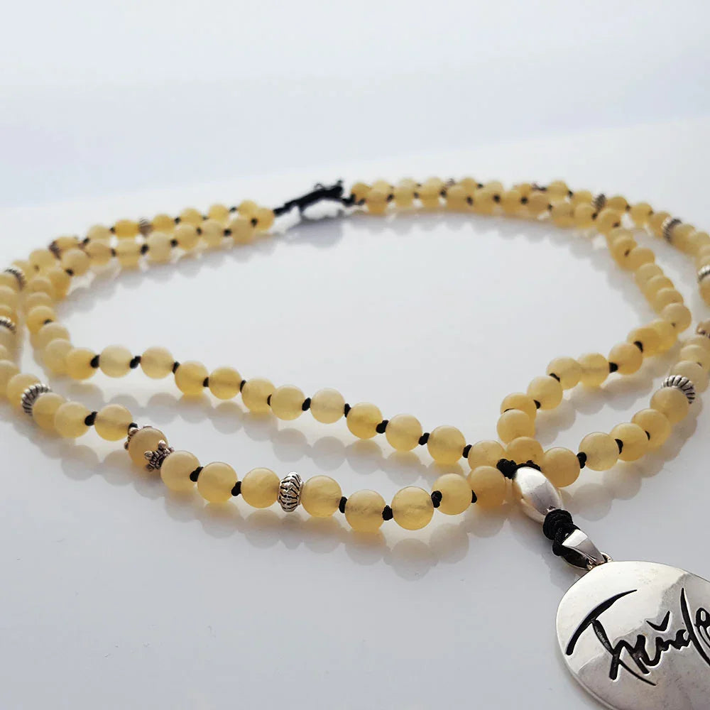 Handgemachtes Mala-Collier Gelbe Jade – Original von Sign by Jwala®, limitiertes Einzelstück, hochwertige Edelstein-Kette für Liebe, Lebensfreude und spirituelle Entwicklung