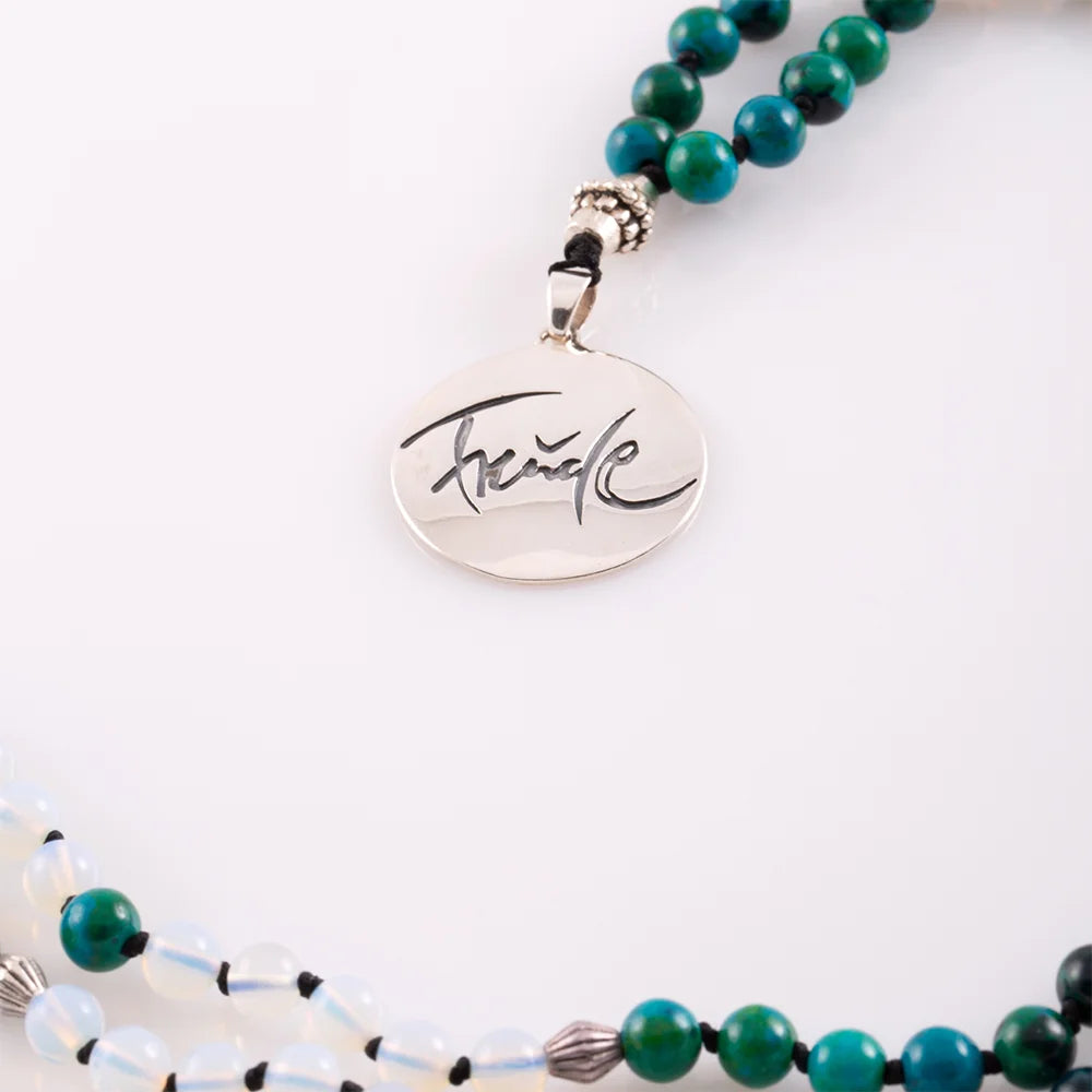Handgemachte Freude-Mala Mondstein/Chrysokoll – Original von Sign by Jwala®, limitiertes Einzelstück, hochwertige Edelstein-Kette für Wohlbefinden, Glück und Inspiration