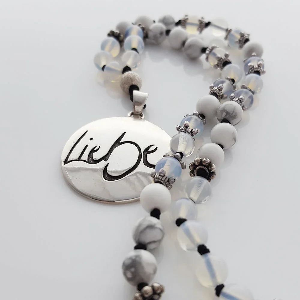 Spirituelle Mala-Kette Mondstein & Howlith – Sign by Jwala® Original, Limited Edition, hochwertige Edelstein-Meditationskette, Unikat für emotionale Balance, Liebe und Lebensfreude