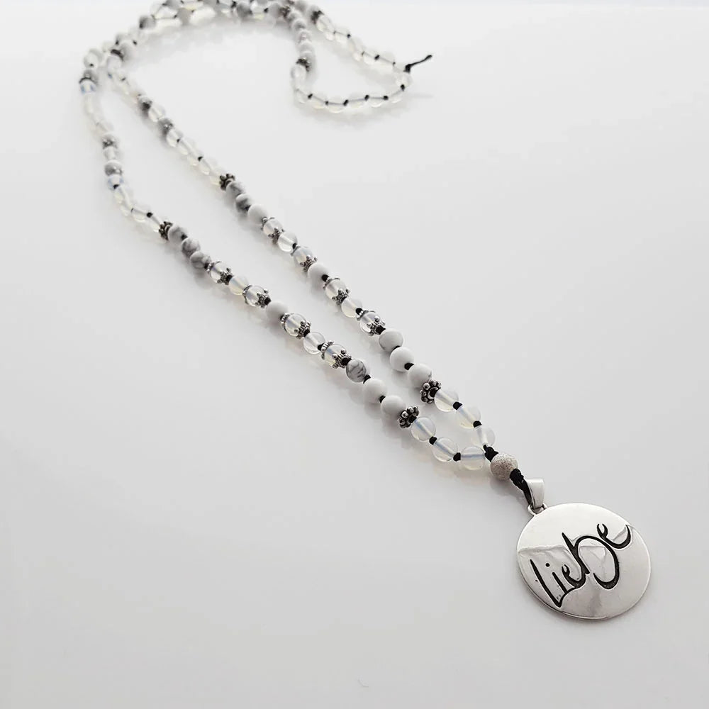 Handgemachte Mala-Kette Mondstein/Howlith – Original von Sign by Jwala®, limitiertes Einzelstück, hochwertige Edelstein-Kette für Herzenswärme, Wohlbefinden und Achtsamkeit