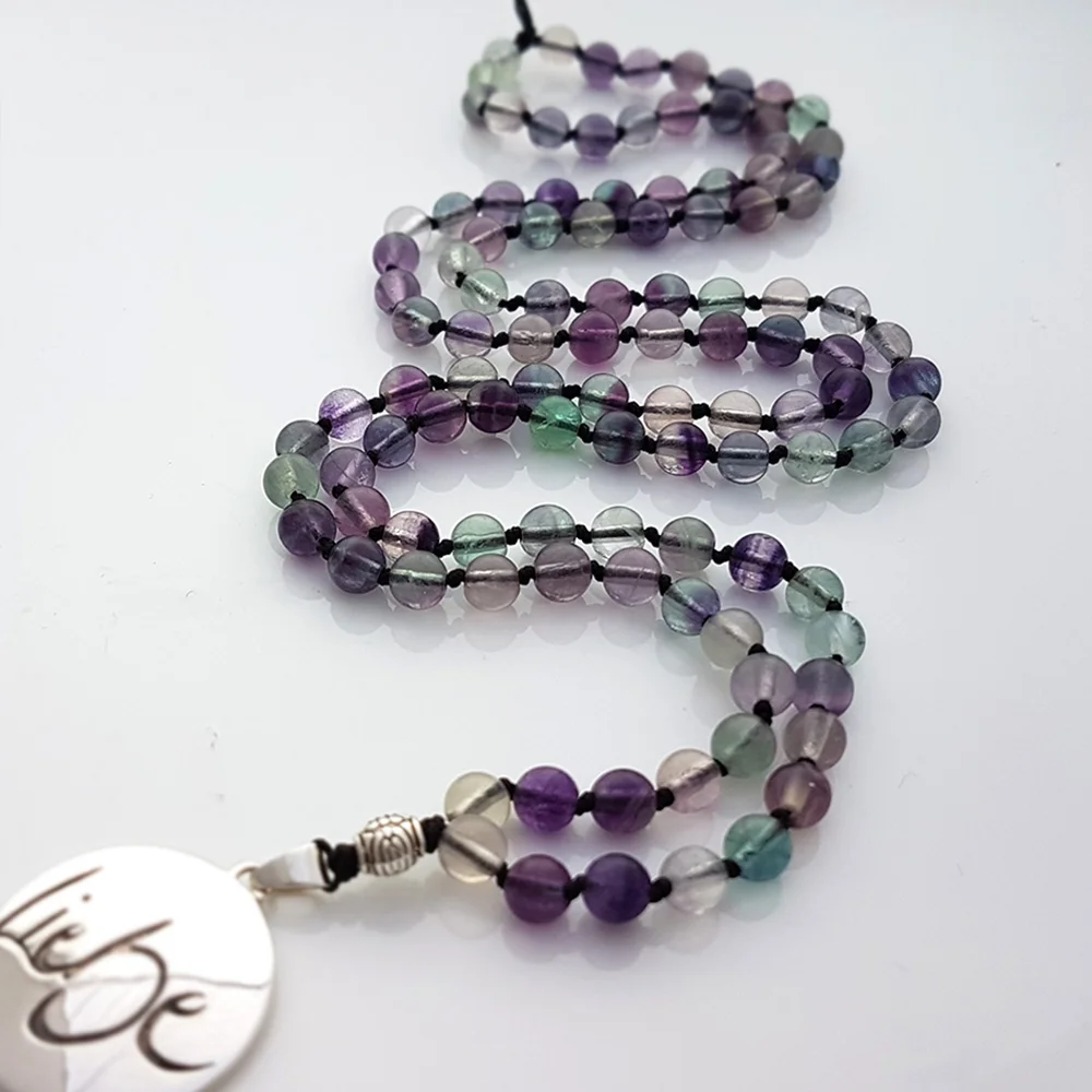 Luxus Mala „Liebe“ Fluorit mit Medaillon – Sign by Jwala®, exklusive Meditationskette, liebevoll gefertigt, Premium-Qualität für Klarheit, Liebe und innere Ausstrahlung