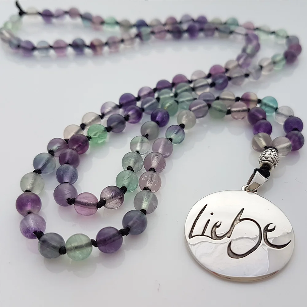 Exklusive Fluorit Mala mit Medaillon „Liebe“ – handgefertigte Meditationskette, Original von Sign by Jwala®, Limited Edition, hochwertiger Edelsteinschmuck für Herzöffnung und Klarheit
