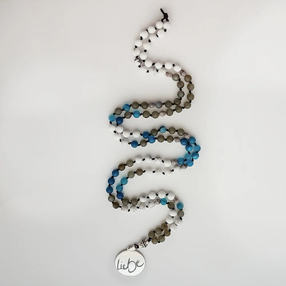 Exklusive Liebe-Mala Blauer Achat, Labradorit & Howlith – handgefertigte Meditationskette, Original von Sign by Jwala®, Limited Edition, hochwertiger Edelsteinschmuck für Liebe und Herzensverbindung