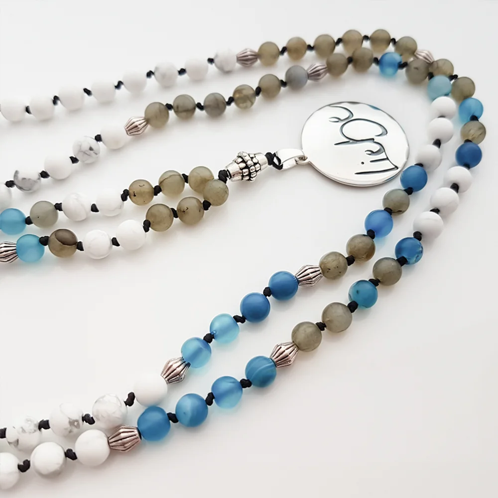 Handgemachte Liebe-Mala Blauer Achat/Labradorit/Howlith – Original von Sign by Jwala®, limitiertes Einzelstück, hochwertige Edelstein-Kette für Achtsamkeit, Liebe und spirituelle Entwicklung