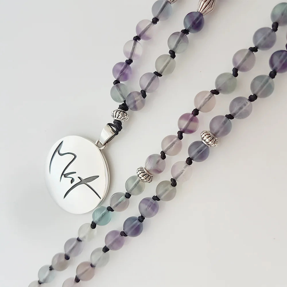 Premium Mala „Mut“ Fluorit – Sign by Jwala®, edle Handarbeit, Unikat, exklusives Schmuckstück für Mut, Fokus und spirituelle Entwicklung