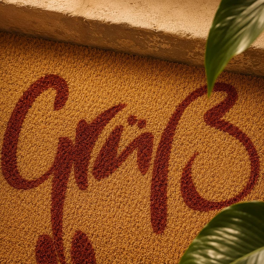 Exklusive Fußmatte „Grüß Göttin“ in Rot – Hochwertige, rutschfeste und strapazierfähige Ausführung. Original von Sign by Jwala®, Limited Edition. Stilvolles Wohnaccessoire für einen besonderen Empfang.