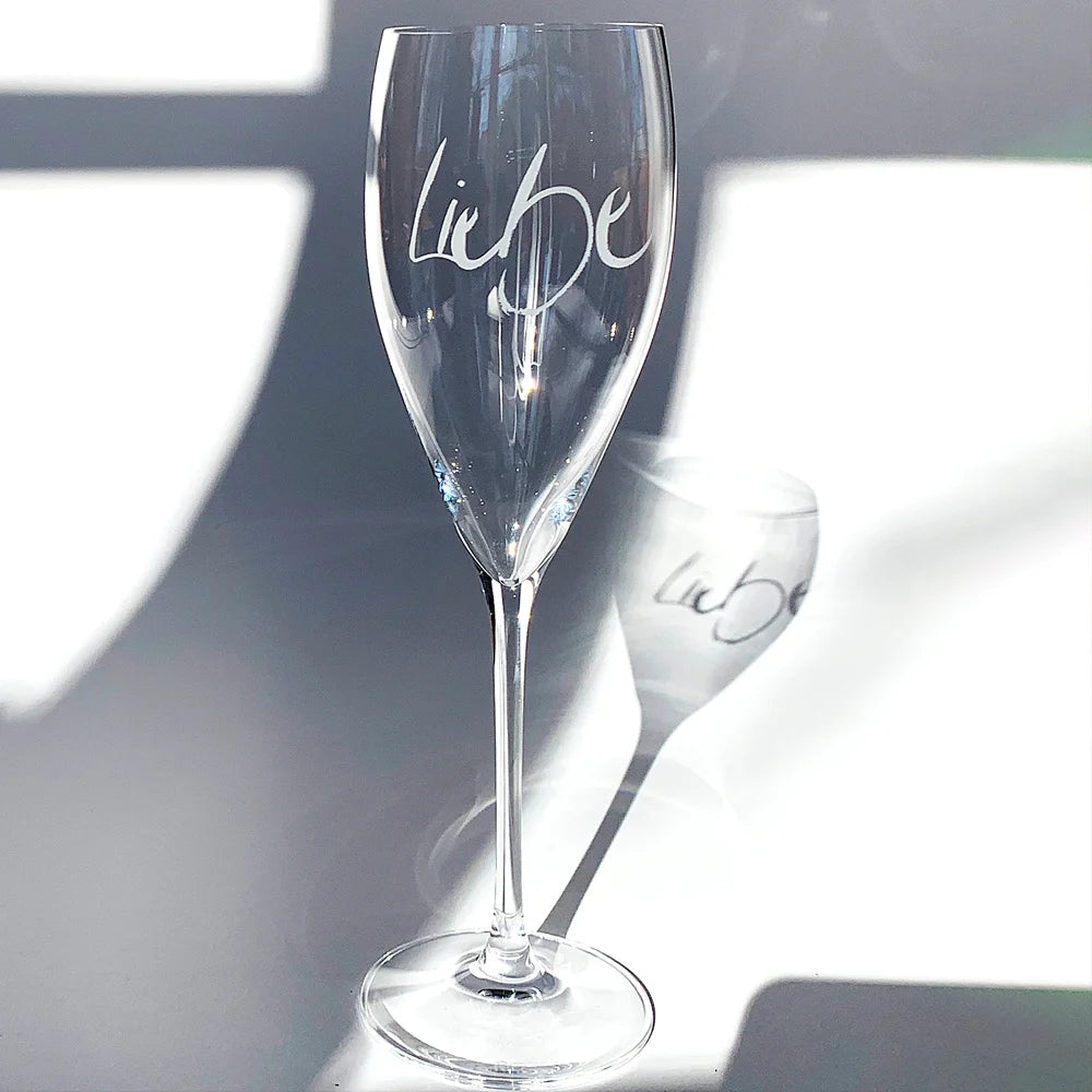 Exklusives Designer-Champagnerglas von Riedel mit Gravur „Liebe“ – Premium Luxusglas, von Hand sandgestrahlt in Rattenberg/Tirol und exklusiv veredelt vom SignShop Tirol – Edles Geschenk für Genießerinnen und Genießer, das von Herzen kommt, online kaufen