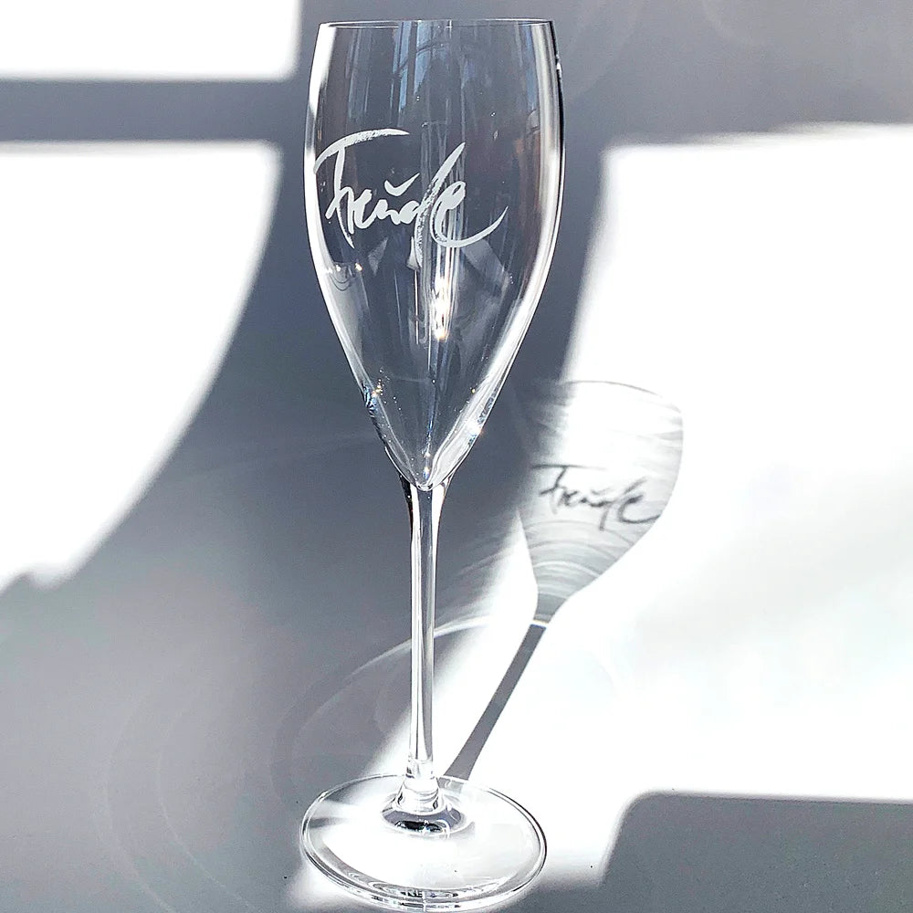 Exklusives Designer-Champagnerglas von Riedel mit Gravur „Freude“ – Premium Luxusglas, von Hand sandgestrahlt in Rattenberg/Tirol und exklusiv veredelt vom SignShop Tirol – Edles Geschenk für Genießerinnen und Genießer, das Lebensfreude schenkt, online kaufen