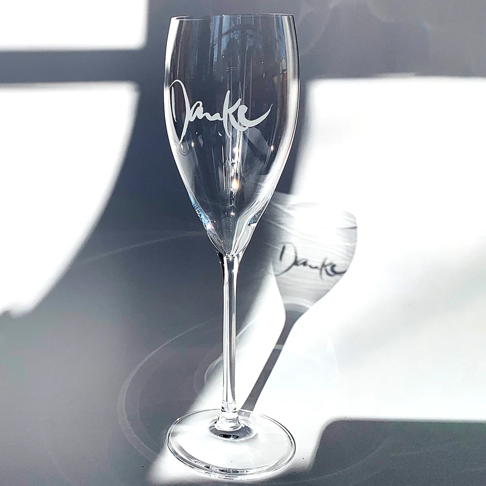 Exklusives Designer-Champagnerglas von Riedel mit Gravur „Danke“ – Premium Luxusglas, von Hand sandgestrahlt in Rattenberg/Tirol und exklusiv veredelt vom SignShop Tirol – Edles Geschenk als Dankeschön für Genießerinnen und Genießer online kaufen