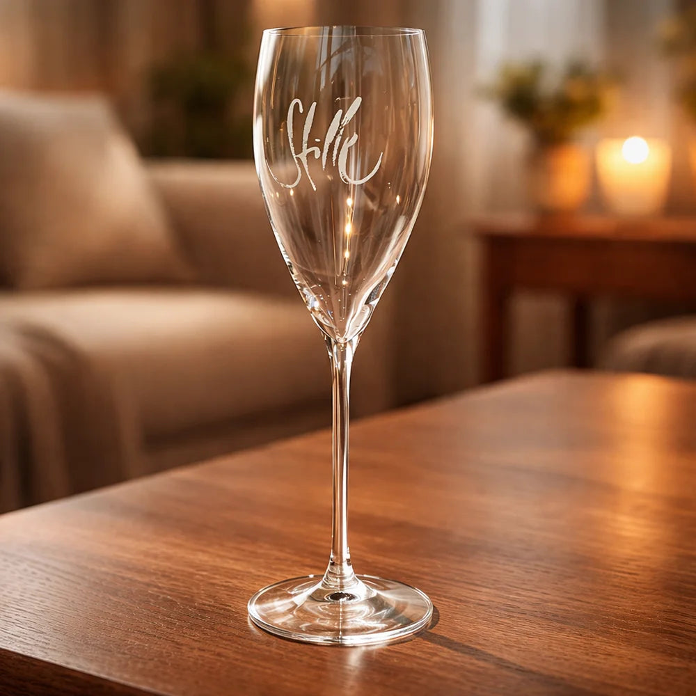 Luxus Champagnerglas von Riedel veredelt vom SignShop Tirol – Exklusives Premiumglas mit Gravur „Stille“ für die Weihnachtszeit online kaufen für besondere Anlässe