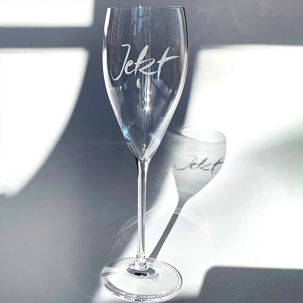 Exklusives Designer-Champagnerglas von Riedel mit Gravur „Jetzt“ – Premium Luxusglas, von Hand sandgestrahlt in Rattenberg/Tirol und exklusiv veredelt vom SignShop Tirol – Edles Geschenk für anspruchsvolle Genießerinnen und Genießer online kaufen