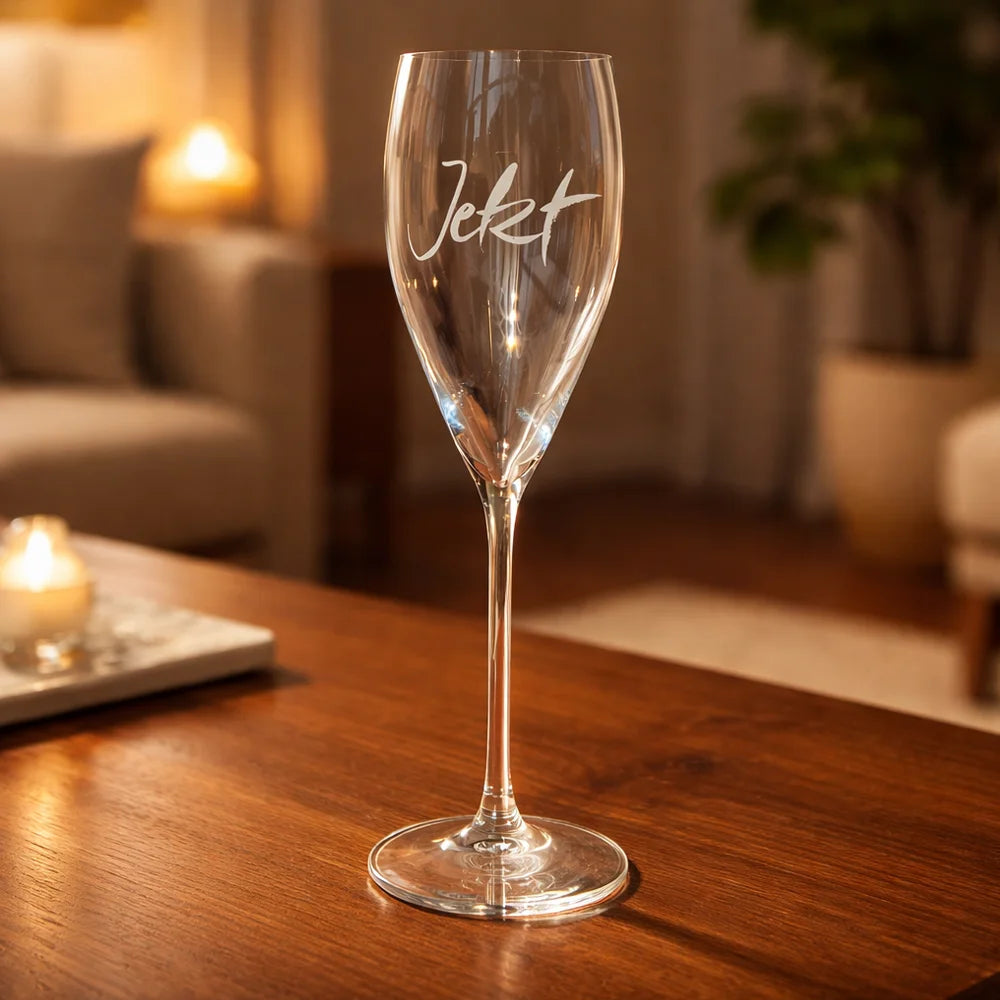 Exklusives Designer-Champagnerglas von Riedel mit Gravur „Jetzt“ – Premium Luxusglas, von Hand sandgestrahlt in Rattenberg/Tirol und exklusiv veredelt vom SignShop Tirol – Edles Geschenk für anspruchsvolle Genießer und Genießerinnen online kaufen