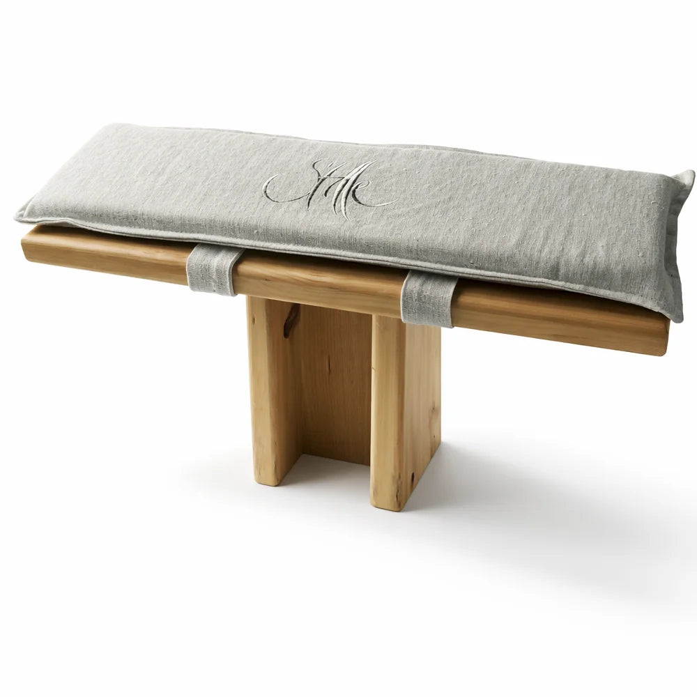 Ergonomischer Meditationshocker aus Zirbenholz – exklusive Sitzgelegenheit, jetzt sicher im SignShop Tirol kaufen