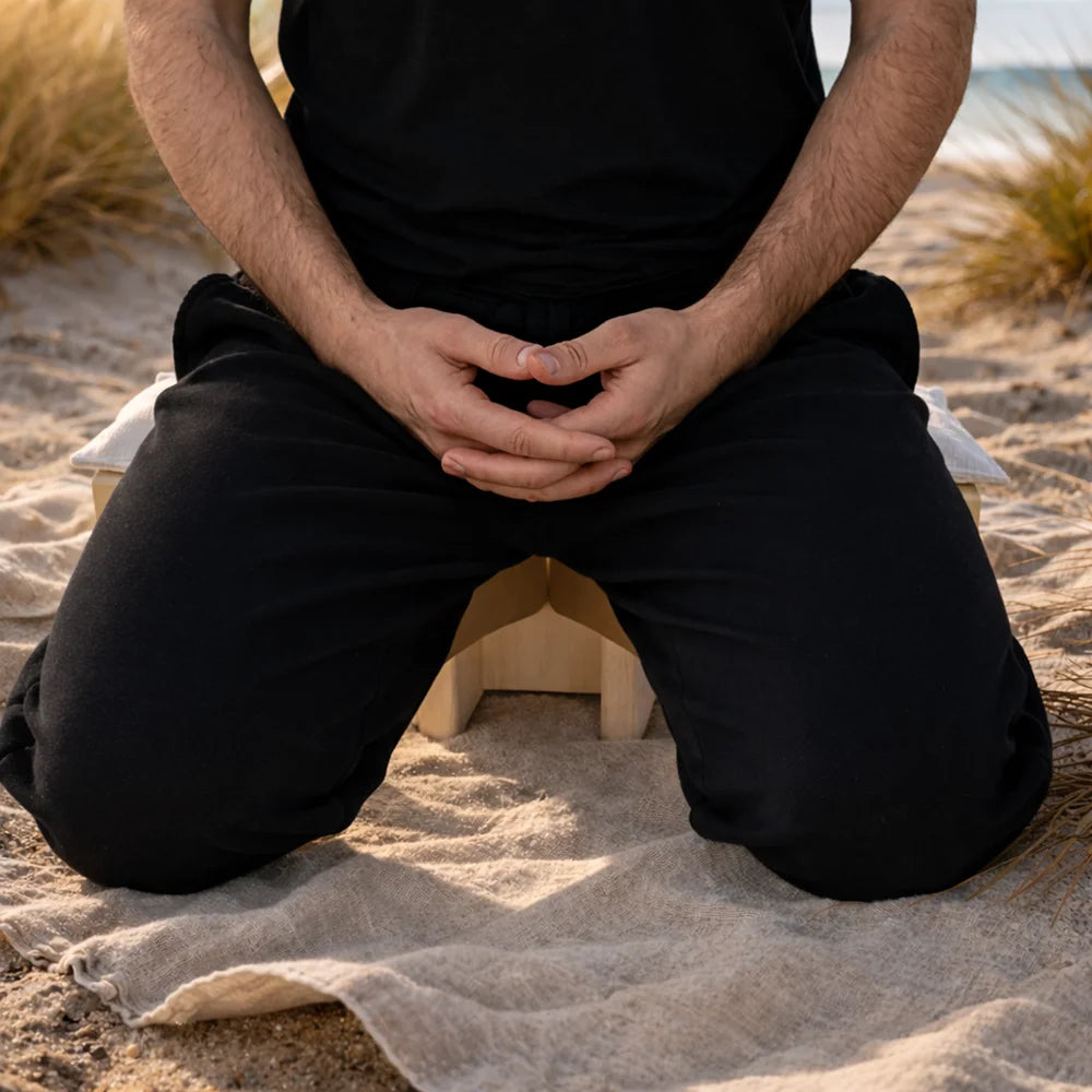 Premium Meditationshocker aus handgearbeitetem Zirbenholz, liebevoll gefertigt in Tirol – natürlich, hochwertig und einzigartig.