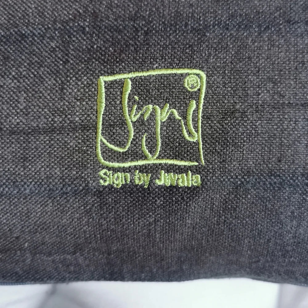 Premium Bauernleinen Zirbenkissen „Es geht mir richtig gut“ – Exklusives, handgefertigtes Dekokissen für stilvolles Wohnen online im SignShop Tirol kaufen