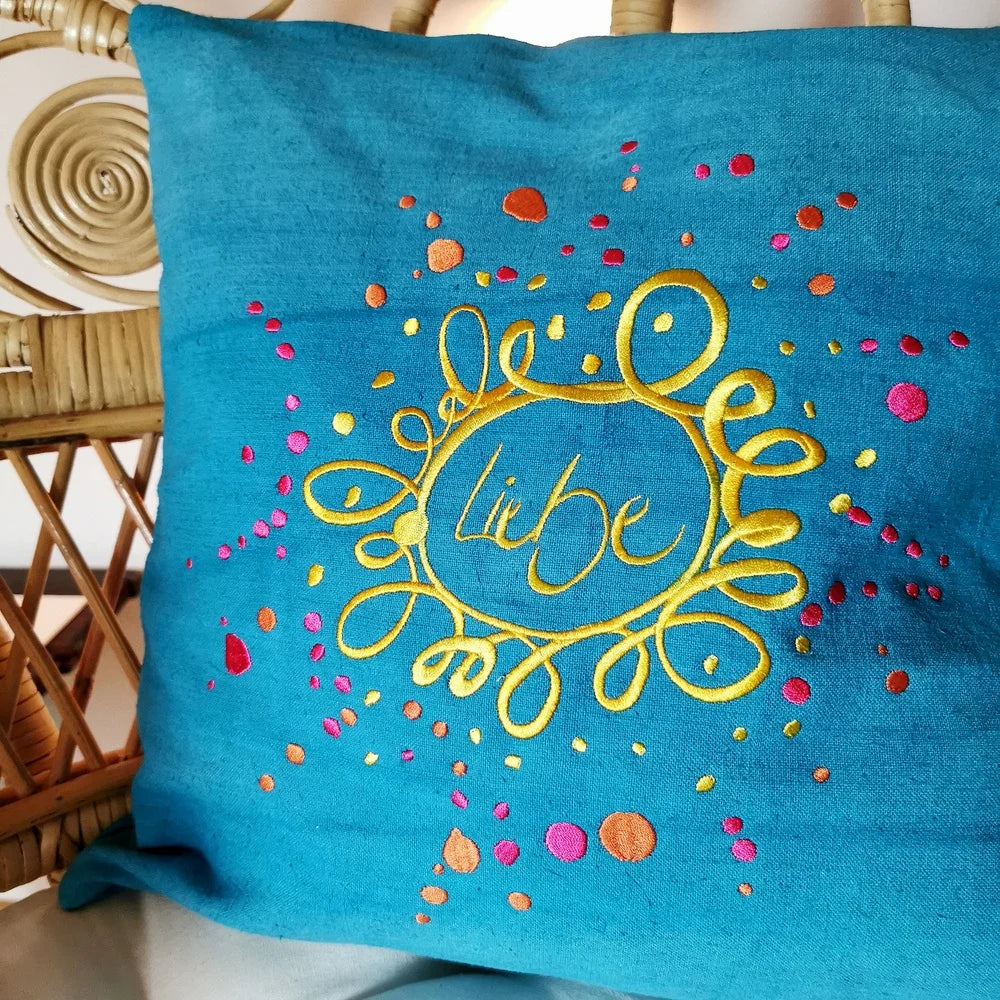 Handgemachtes Zirbenkissen „Liebe Ornament“ – Grobes Bauernleinen, natürliche Füllung und spirituelle Stickerei, exklusiv als Deko- und Wohlfühlkissen im SignShop Tirol