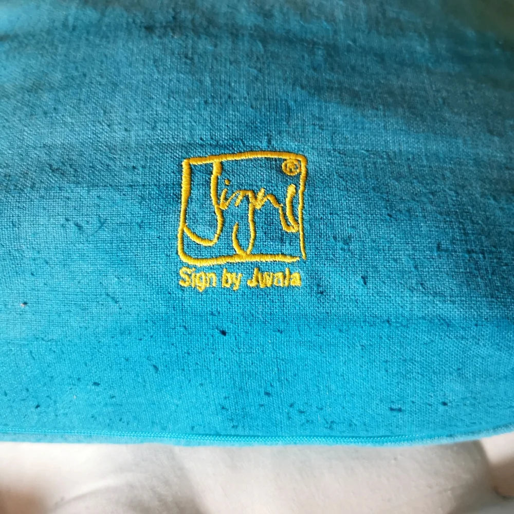 Bauernleinen Zirbenkissen „Liebe Ornament“ – Handgemachtes Kissen mit Zirbenholzfüllung und liebevoller Stickerei, exklusiv im SignShop Tirol online kaufen