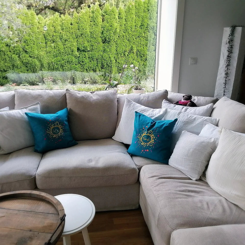 Grobes Bauernleinen Zirbenkissen „Liebe Ornament“ und "Freude Ornament" – Natürlich duftendes Dekokissen mit inspirierender Botschaft und entspannendem Zirbenduft, im SignShop Tirol bestellen