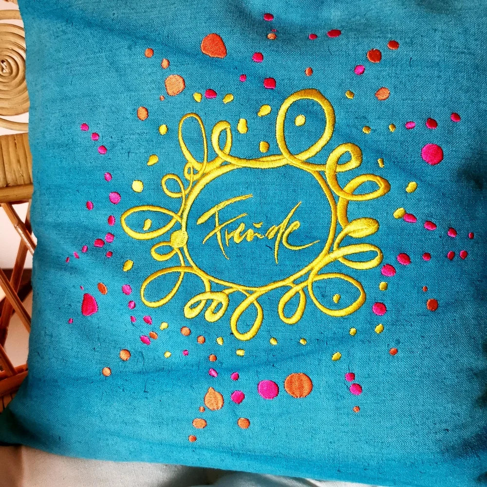 Bauernleinen Zirbenkissen „Freude“ – Handgefertigtes Kissen mit Zirbenholzfüllung und inspirierender Stickerei, exklusiv im SignShop Tirol online kaufen