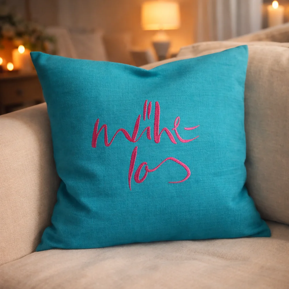 Luxuriöses Zirbenkissen aus Bauernleinen in Petrol mit „Mühelos“-Stickerei online kaufen – limitiertes Designer-Kissen für stilvolle Wohnräume