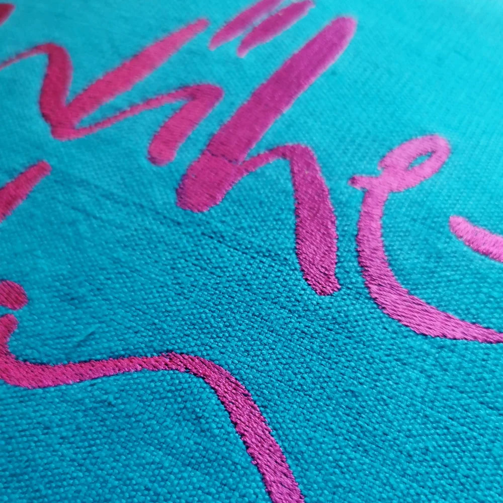 Exklusives Premium Zirbenkissen in Petrol mit „Mühelos“-Motiv – limitierte Wohnaccessoires online bestellen für höchste Ansprüche