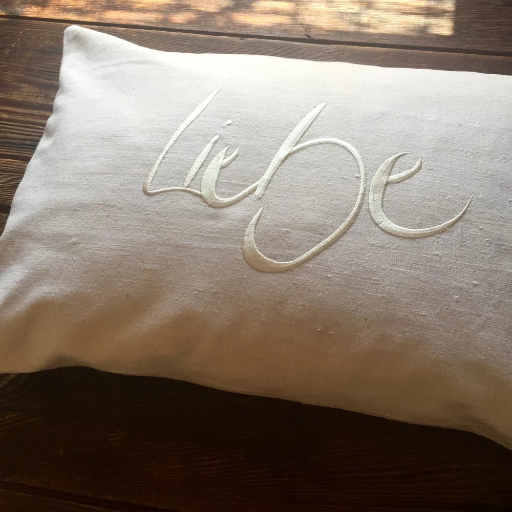 Handgemachtes Zirbenkissen „Liebe“ – Original von Sign by Jwala®, limitierte Auflage, hochwertige Naturfüllung, inspirierendes Geschenk für Wohlbefinden