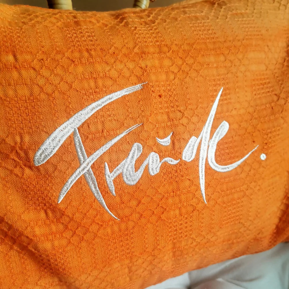 Natürliches Zirbenkissen „Freude“ mit Bauernleinenhülle im SignShop Tirol – traditionelles Tiroler Kissen für Wohlbefinden und Geborgenheit