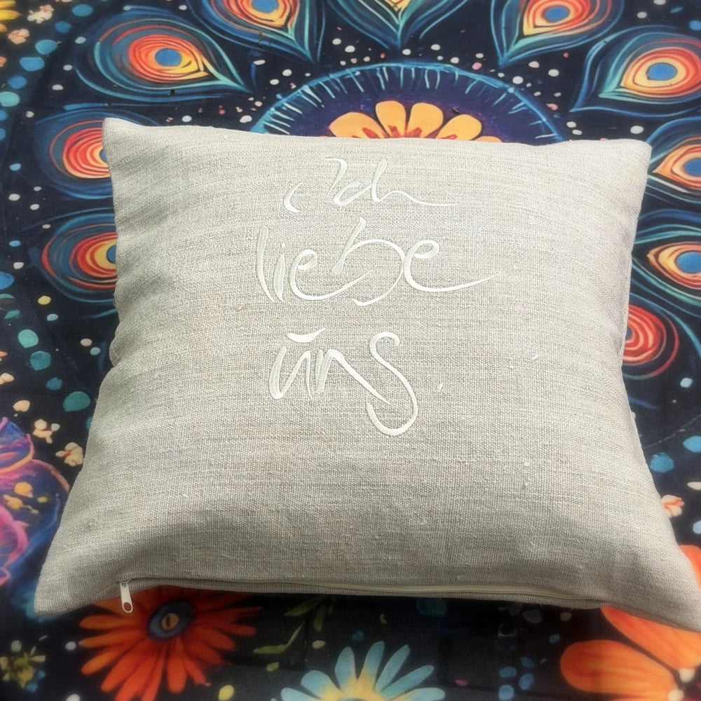 Natur Zirbenkissen „Ich liebe uns.“ – Sign by Jwala® Original, Limited Edition, nachhaltiges Bauernleinen, gefüllt mit Zirbenspänen, exklusives Wohnaccessoire