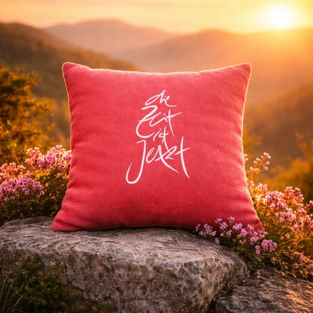 Handgemachtes Zirbenkissen „Die Zeit ist Jetzt“ rot – Original von Sign by Jwala®, limitierte Auflage, hochwertige Naturfüllung, inspirierendes Geschenk für Achtsamkeit