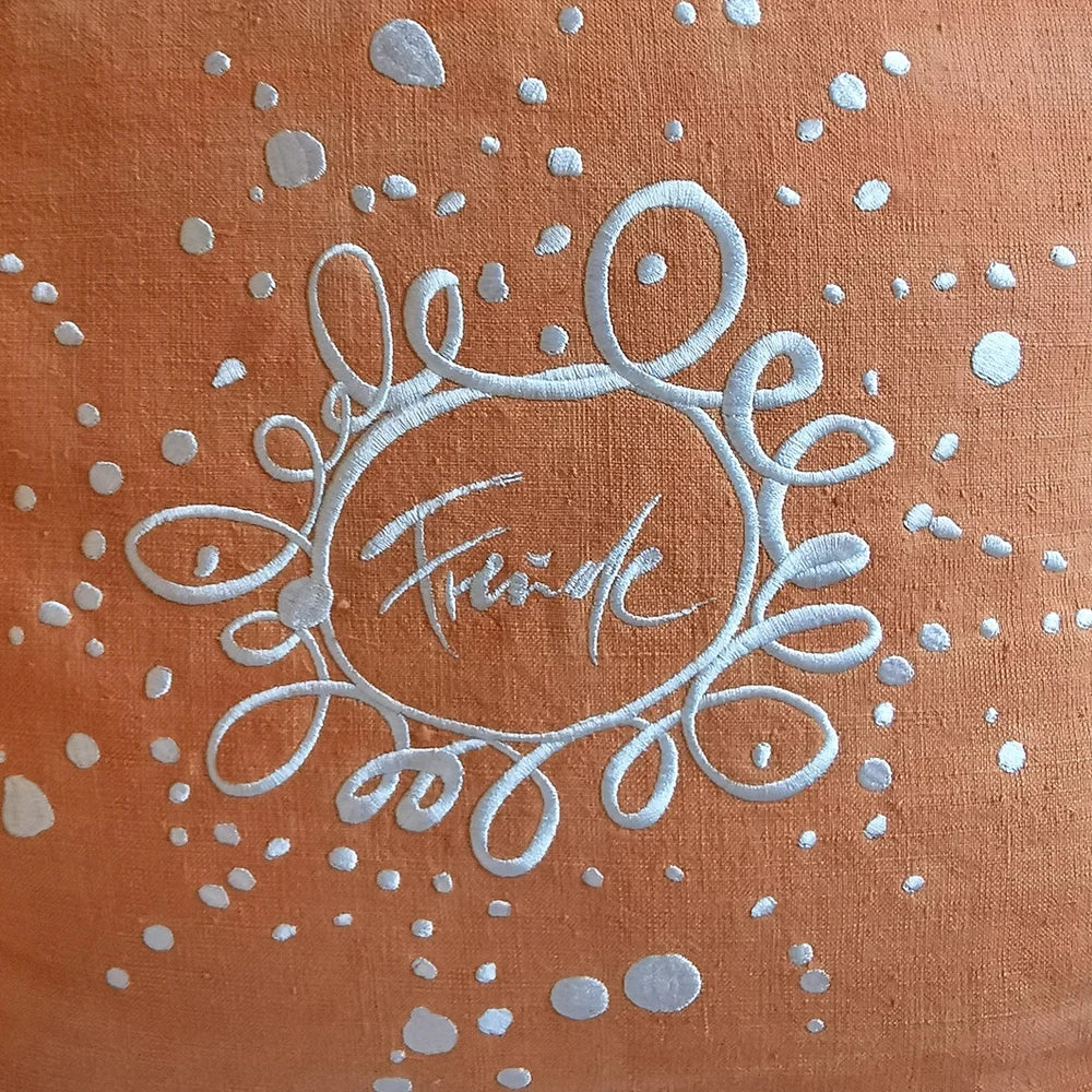 Bauernleinen Zirbenkissen „Freude Ornament“ – Handgemachtes Deko-Kissen mit Stickerei und Zirbenholzfüllung für Lebensfreude, im SignShop Tirol online kaufen