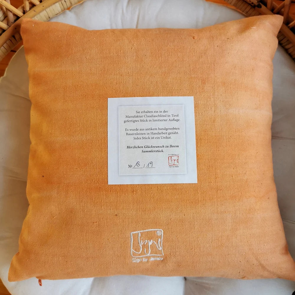 Orangenes Zirbenkissen aus handgefärbtem Bauernleinen – Kissen „Freude Ornament“ mit inspirierender Stickerei, Naturduft und limitierter Auflage im SignShop Tirol