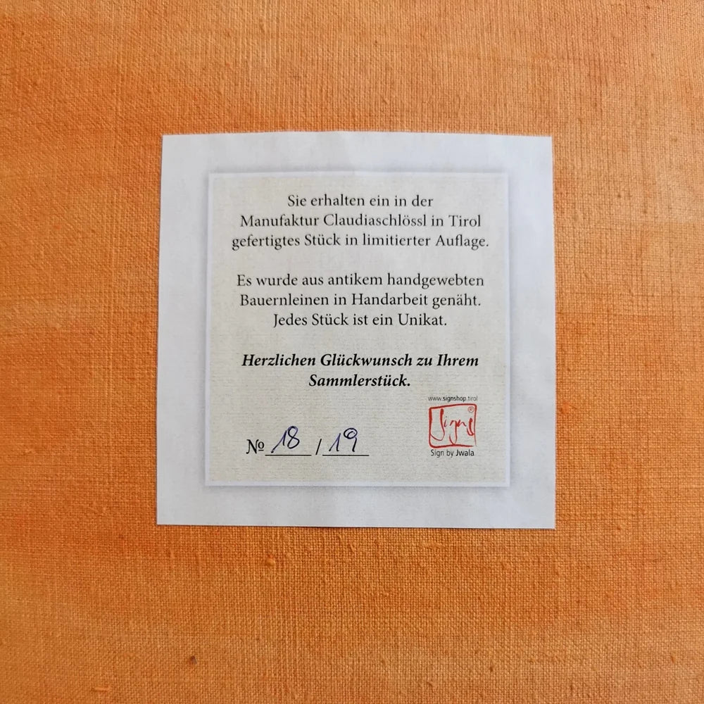 Dekoratives Zirbenkissen „Freude Ornament“ – Handgefertigtes Kissen mit cremefarbener Stickerei und entspannendem Zirbenduft, exklusives Sammlerstück im SignShop Tirol online kaufen