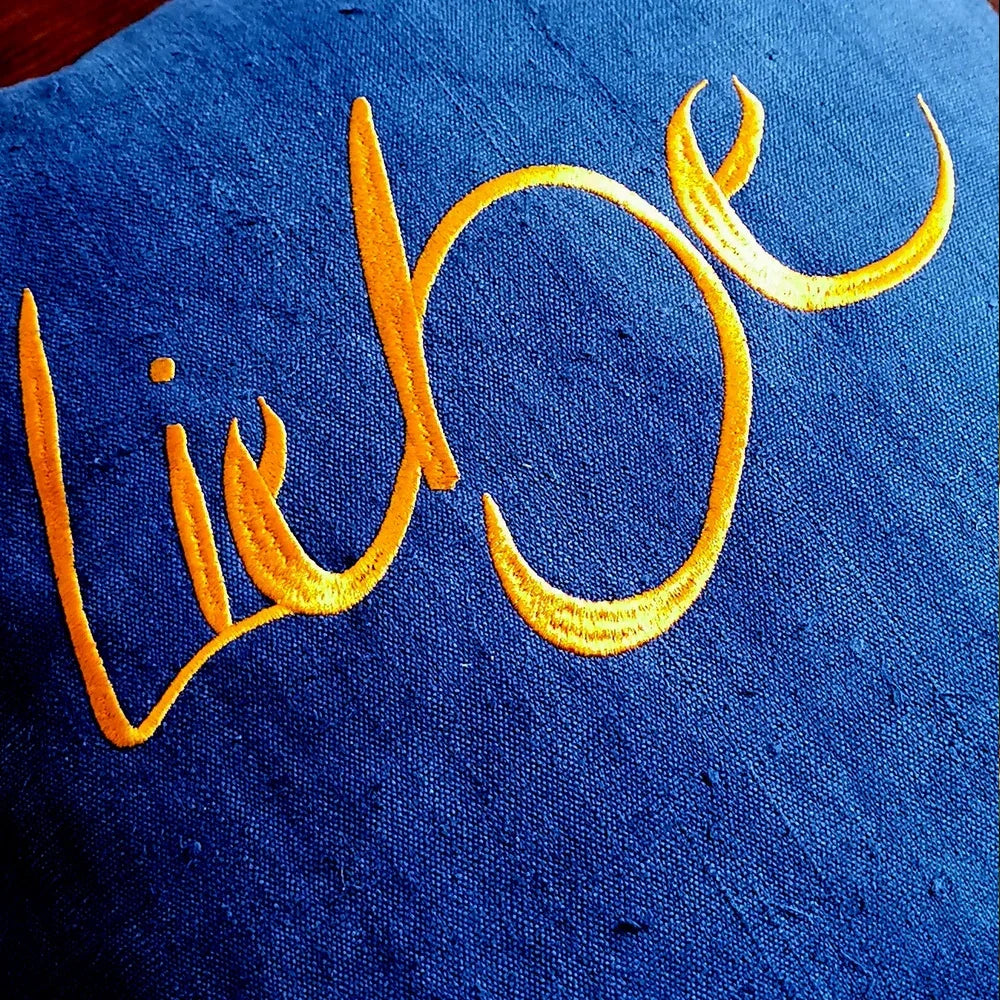 Original Zirbenkissen „Liebe“ 40x40 – SignShop.Tirol, Bauernleinen, handgemacht, wertvolles Geschenk für Entspannung und Herzenswärme