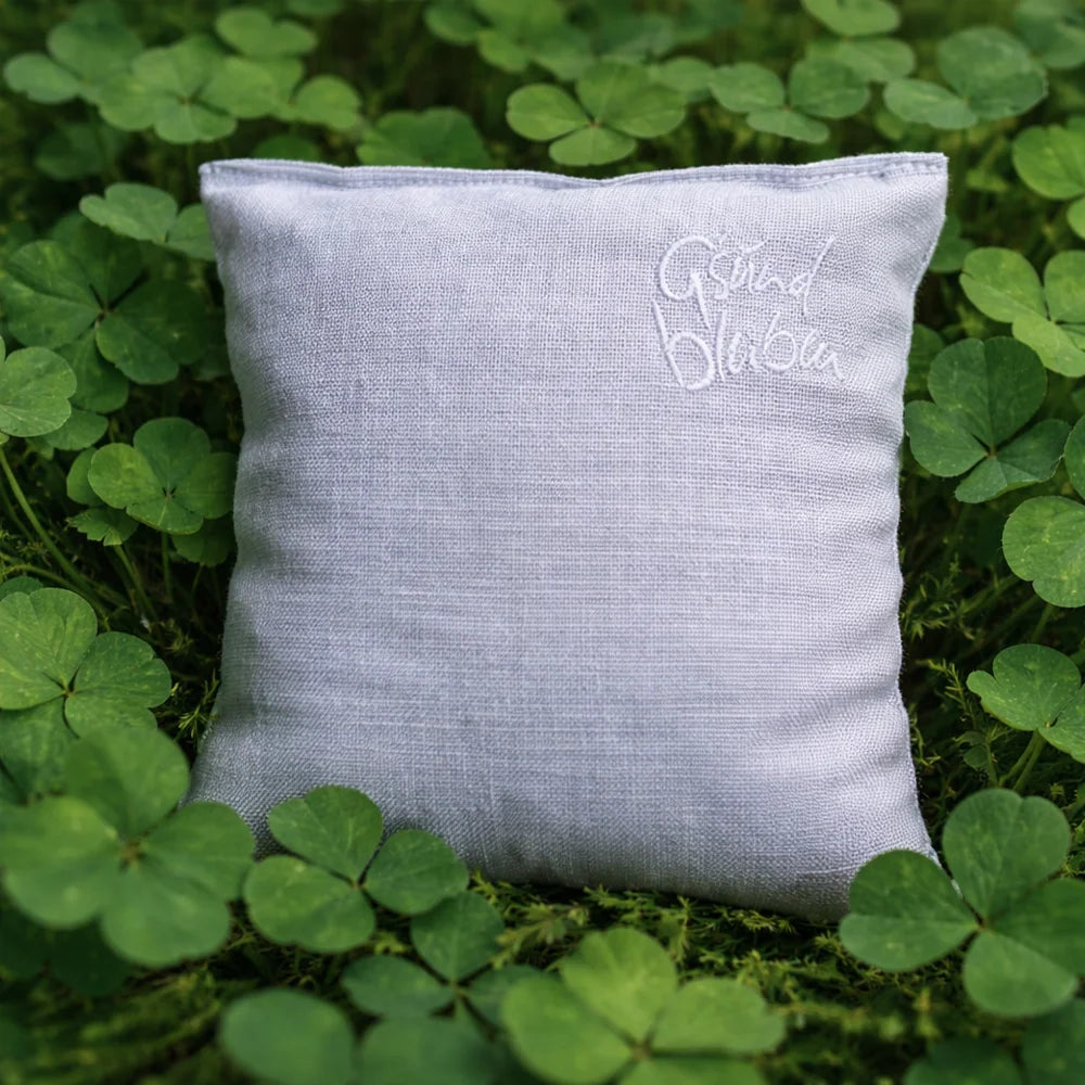 Premium Zirbenkissen „G’sund bleiben“ hellblau – Sign by Jwala®, echtes Bauernleinen, gefüllt mit Tiroler Zirbenholz, Unikat, exklusives Wohnaccessoire