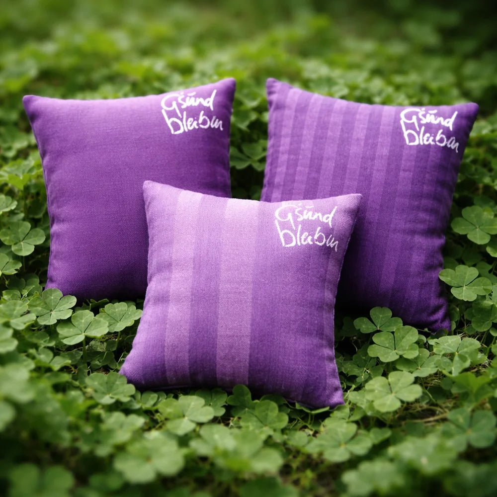 Exklusives kleines Zirbenkissen „G’sund bleiben“ violett – handgefertigt aus Tirol, Original von Sign by Jwala®, Limited Edition, hochwertiges Naturprodukt