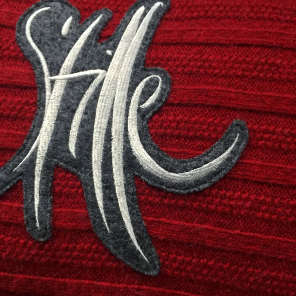 Spirituelle Kissenhülle „Stille“ – rotes Wollstrick-Unikat für hochwertige Sofadeko